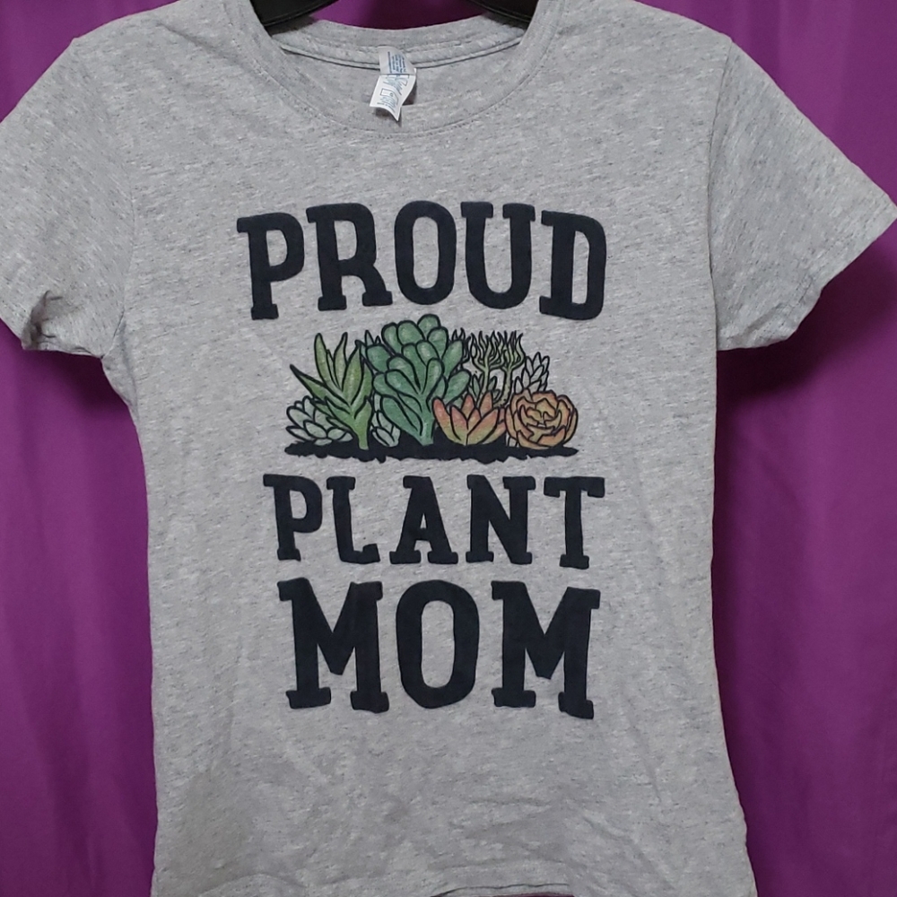 Gray "Proud Plant Mom" T Shirt